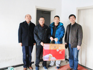 安博在线(中国)唯一官方网站到砀山县刘楼村看望驻村扶贫干部 开展精准扶贫工作