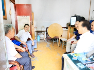 【安博在线(中国)唯一官方网站】淮北师大“七一”前走访慰问老党员