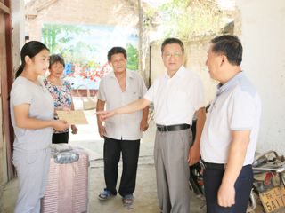 安博在线(中国)唯一官方网站到砀山县刘楼村开展扶贫助学工作