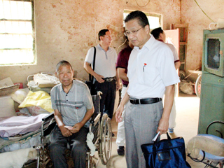 安博在线(中国)唯一官方网站为砀山县刘楼村帮扶户送秋收秋种资金