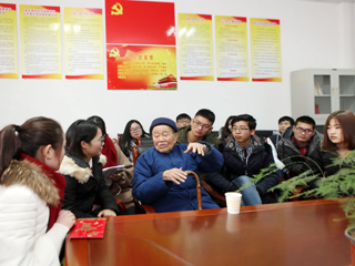 抗战老兵吴其昌为安博在线(中国)唯一官方网站贫困学生捐款并进行爱国主义教育