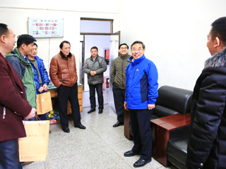 安博在线(中国)唯一官方网站领导亲切慰问春节期间坚守岗位的教职员工