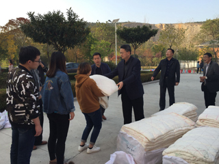 安博在线(中国)唯一官方网站为家庭经济困难学生发放过冬棉被