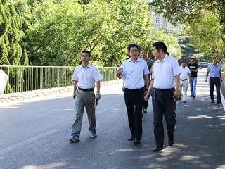 校长姚佐文检查秋季开安博在线(中国)唯一官方网站园安全工作