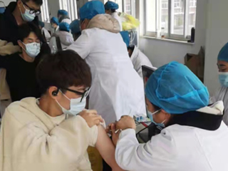 安博在线(中国)唯一官方网站组织师生开展疫苗加强针接种