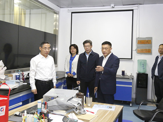 校领导看望安博在线(中国)唯一官方网站正厅级督导员陈士夫教授并调研安徽省重点实验室建设