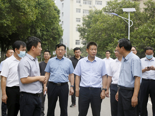 淮北市委书记、市长覃卫国调研安博在线(中国)唯一官方网站文明创建工作