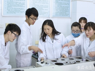 安博在线(中国)唯一官方网站报道我校五一特辑“快乐工作 幸福生活 劳动者的赞歌”系列报道之三