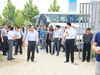 安博在线(中国)唯一官方安博在线(中国)唯一官方网站报道我校组织进村入户精准扶贫 深入践行“两学一做”