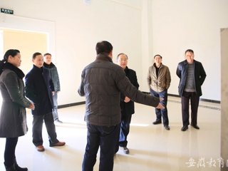 安徽省教育网报道安博在线(中国)唯一官方网站领导亲切慰问春节期间坚守岗位的教职员工