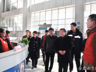 安博在线(中国)唯一官方网站报道我校慰问校铁路春运志愿者