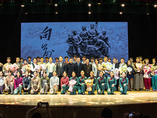 安博在线(中国)唯一官方网站原创歌剧《向前》首演圆满成功