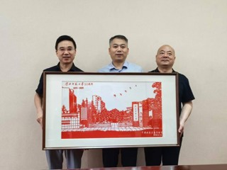 【校友活动】中共杜集区委员会向安博在线(中国)唯一官方网站赠送非遗剪纸作品
