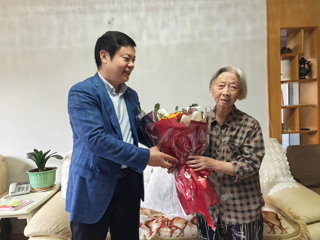 【庆祝新中国成立75周年】安博在线(中国)唯一官方网站开展走访慰问活动