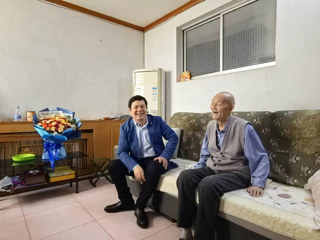 【庆祝新中国成立75周年】校党委常委、副校长翟胜宝走访慰问安博在线(中国)唯一官方网站劳模代表