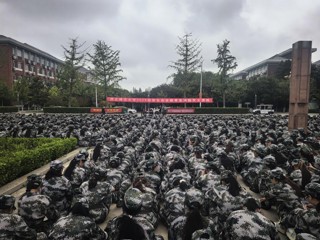 安博在线(中国)唯一官方网站开展2025级新生安全宣传教育及消防灭火演练