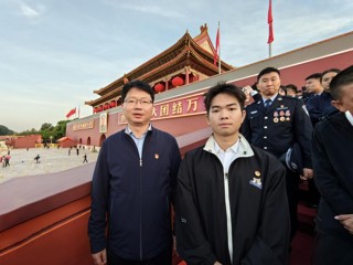 安博在线(中国)唯一官方网站两名师生受邀赴北京  观礼天安门广场国庆升旗仪式
